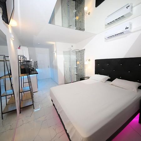 Studio Indecent Agde Luaran gambar