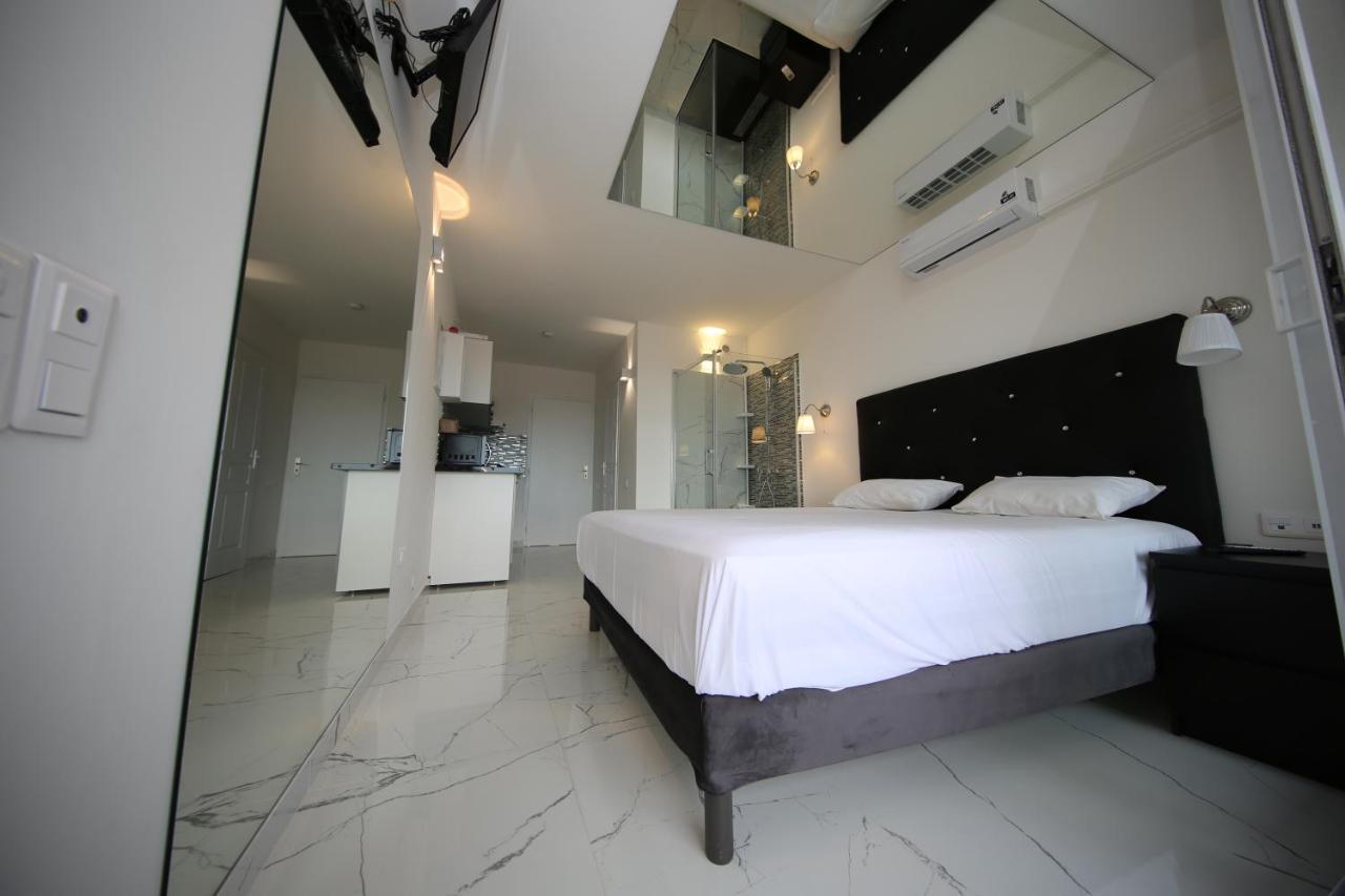 Studio Indecent Agde Luaran gambar