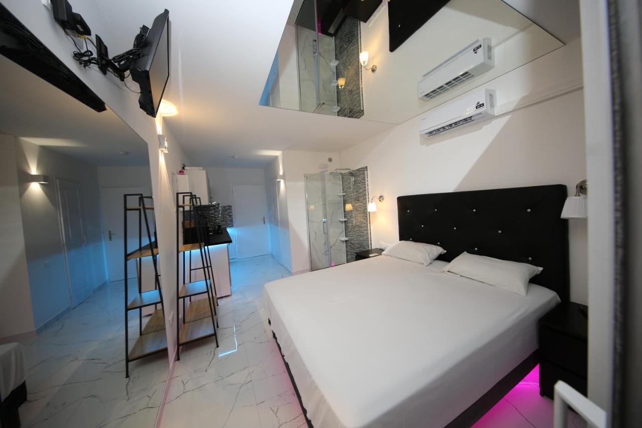 Studio Indecent Agde Luaran gambar
