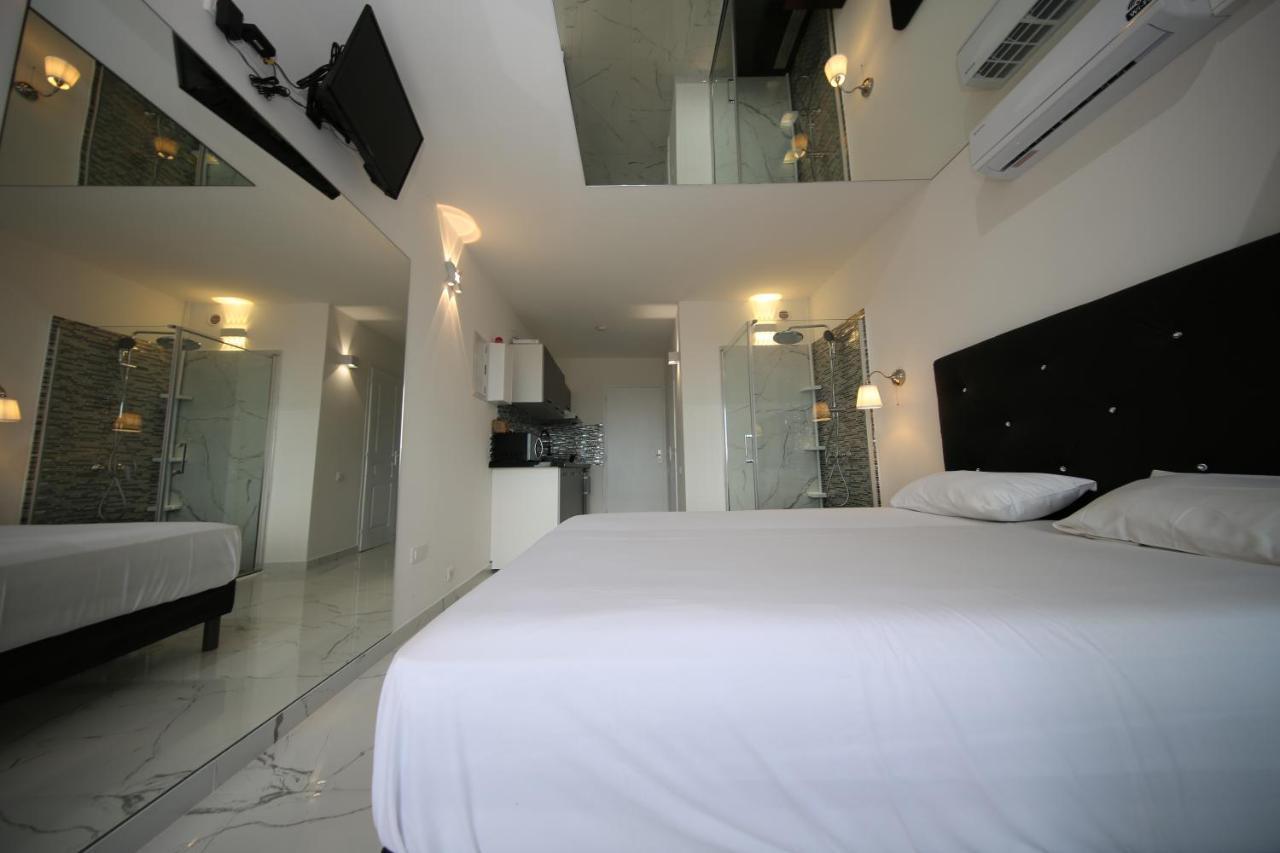 Studio Indecent Agde Luaran gambar